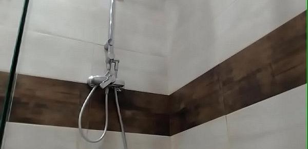  Teen italiana tettona si masturba in bagno
